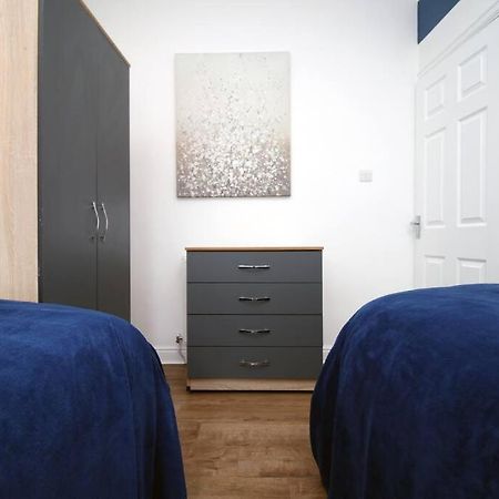Holiday House For 7 Guests, Free Wi-Fi & Self Check-In Explore Newport 빌라 외부 사진