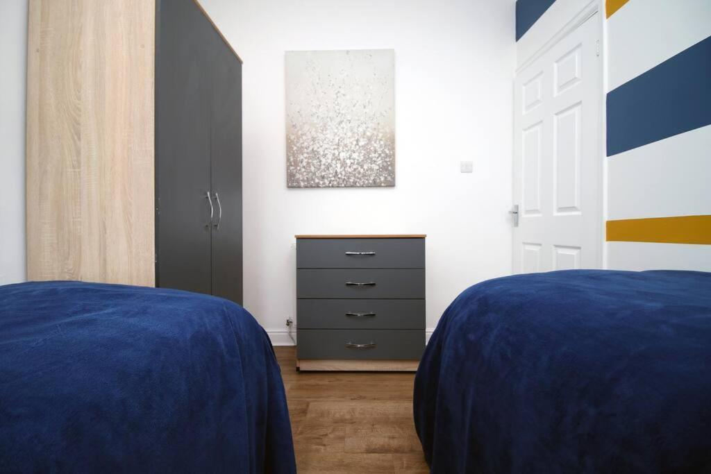 Holiday House For 7 Guests, Free Wi-Fi & Self Check-In Explore Newport 빌라 외부 사진