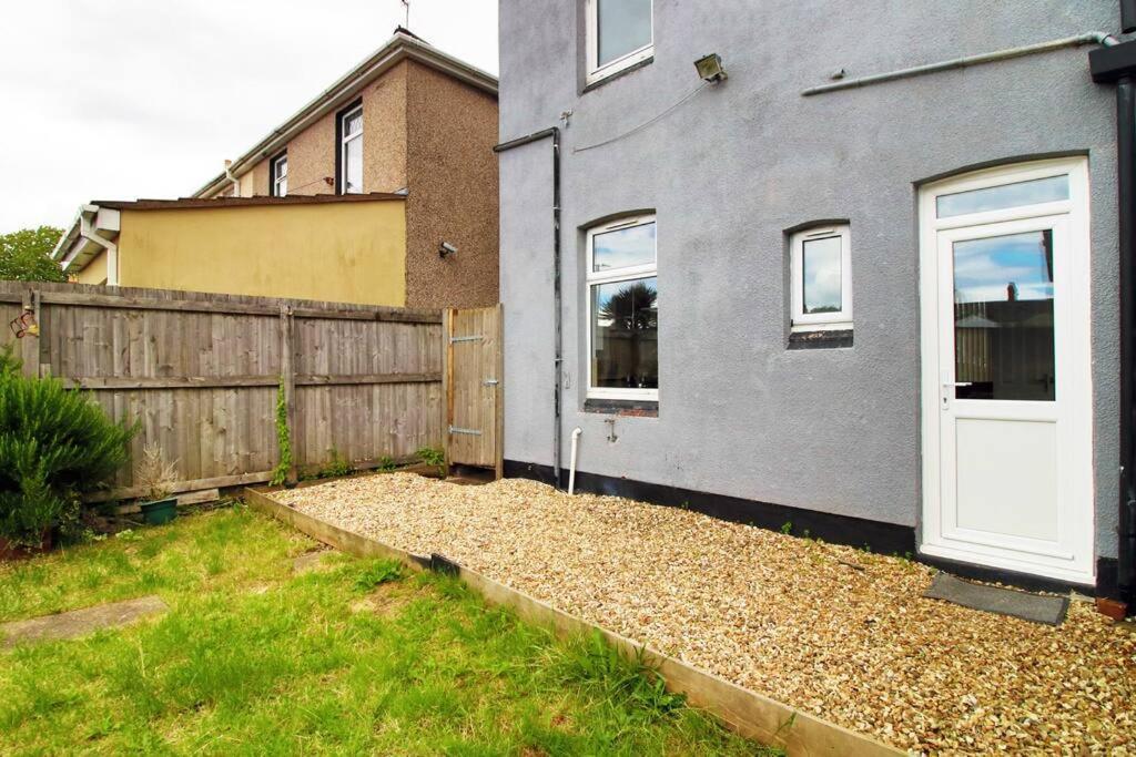 Holiday House For 7 Guests, Free Wi-Fi & Self Check-In Explore Newport 빌라 외부 사진