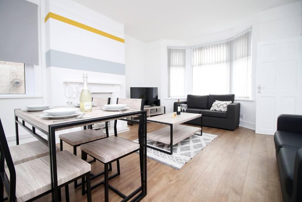 Holiday House For 7 Guests, Free Wi-Fi & Self Check-In Explore Newport 빌라 외부 사진