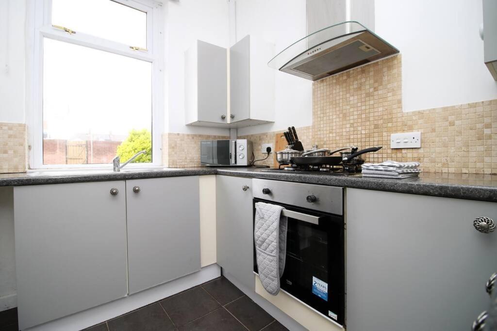 Holiday House For 7 Guests, Free Wi-Fi & Self Check-In Explore Newport 빌라 외부 사진