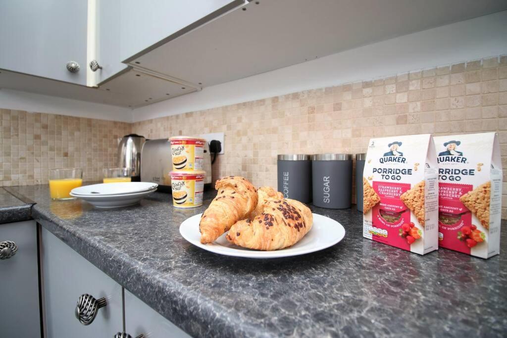 Holiday House For 7 Guests, Free Wi-Fi & Self Check-In Explore Newport 빌라 외부 사진
