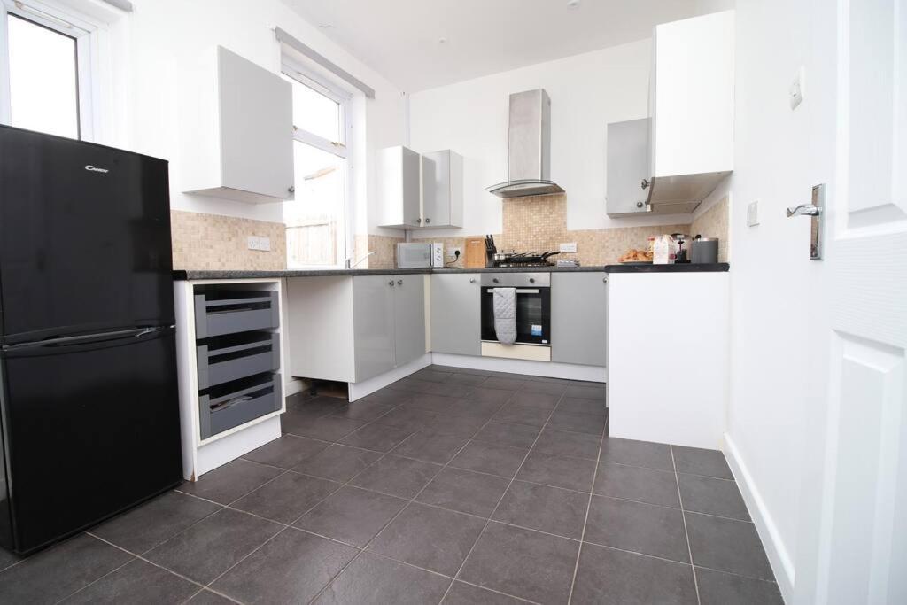 Holiday House For 7 Guests, Free Wi-Fi & Self Check-In Explore Newport 빌라 외부 사진