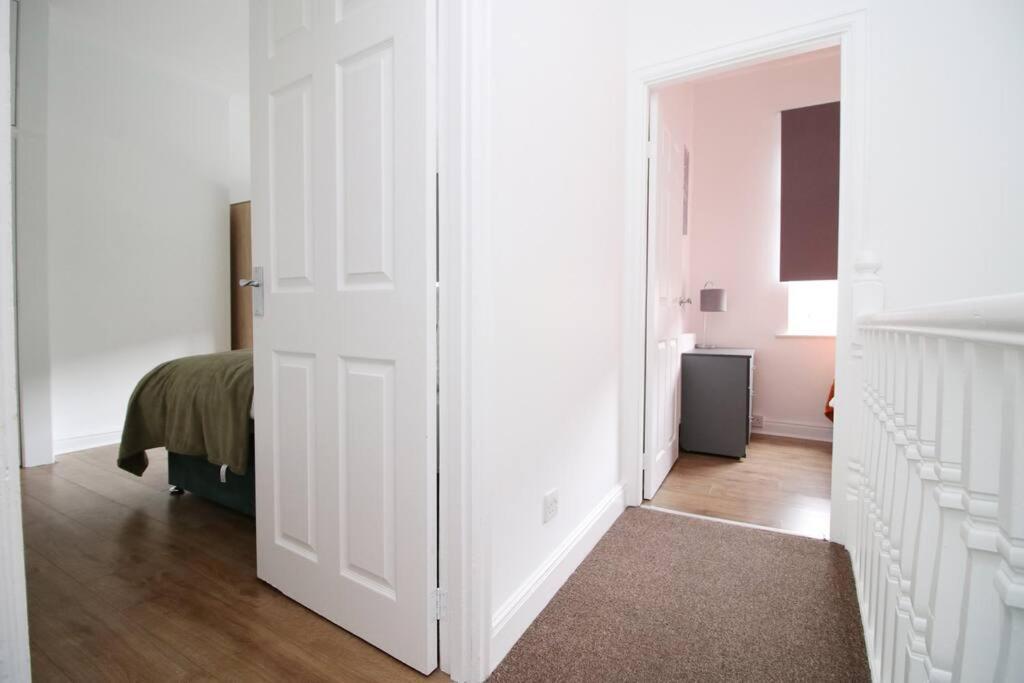 Holiday House For 7 Guests, Free Wi-Fi & Self Check-In Explore Newport 빌라 외부 사진