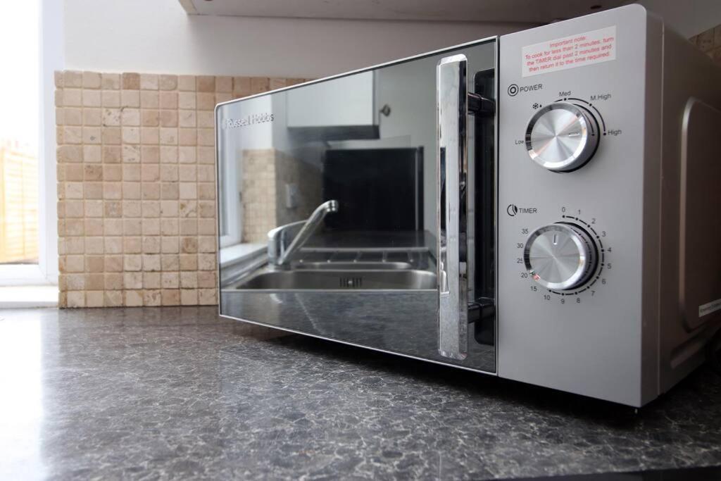 Holiday House For 7 Guests, Free Wi-Fi & Self Check-In Explore Newport 빌라 외부 사진