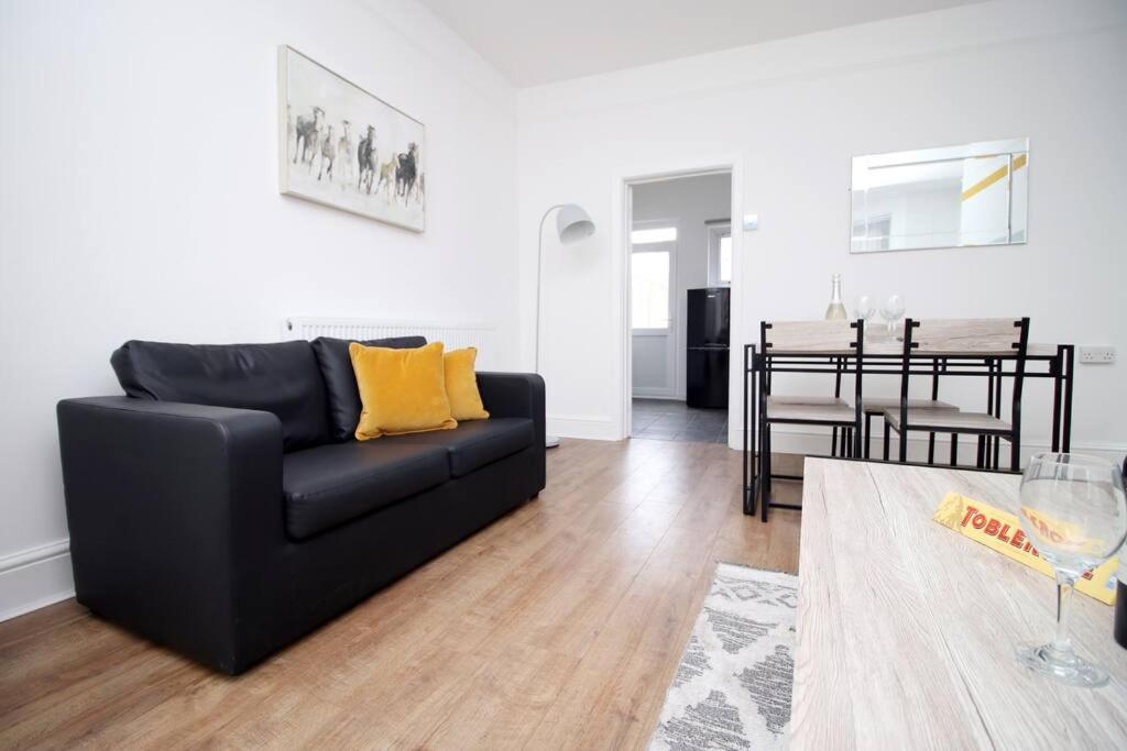 Holiday House For 7 Guests, Free Wi-Fi & Self Check-In Explore Newport 빌라 외부 사진