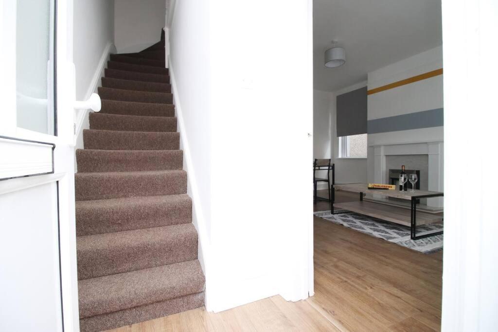 Holiday House For 7 Guests, Free Wi-Fi & Self Check-In Explore Newport 빌라 외부 사진