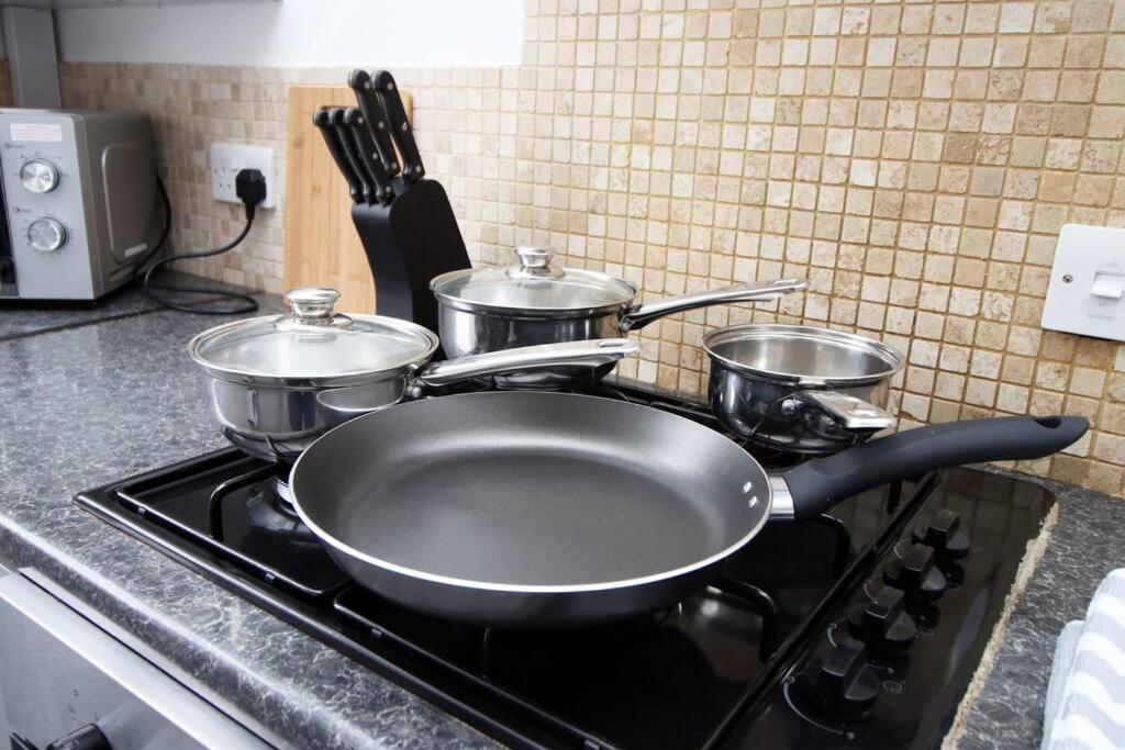 Holiday House For 7 Guests, Free Wi-Fi & Self Check-In Explore Newport 빌라 외부 사진