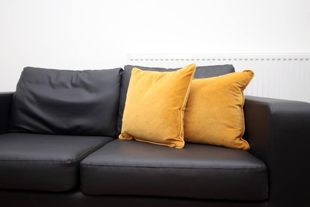 Holiday House For 7 Guests, Free Wi-Fi & Self Check-In Explore Newport 빌라 외부 사진