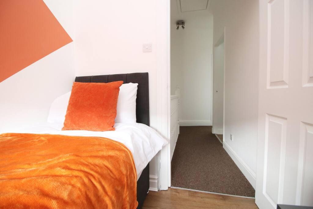 Holiday House For 7 Guests, Free Wi-Fi & Self Check-In Explore Newport 빌라 외부 사진