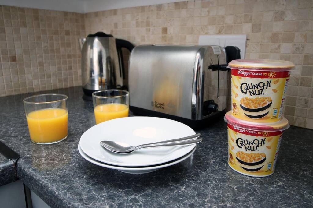 Holiday House For 7 Guests, Free Wi-Fi & Self Check-In Explore Newport 빌라 외부 사진
