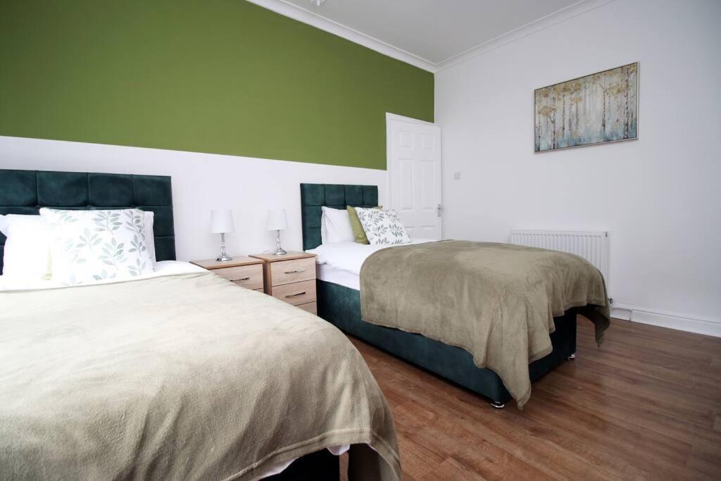 Holiday House For 7 Guests, Free Wi-Fi & Self Check-In Explore Newport 빌라 외부 사진