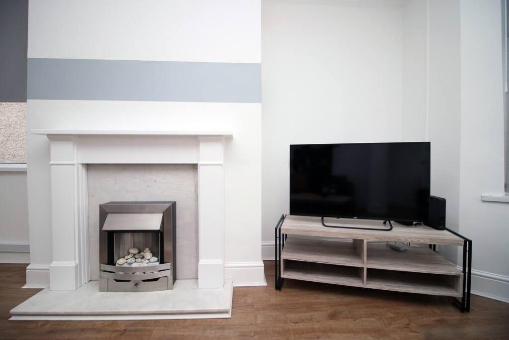 Holiday House For 7 Guests, Free Wi-Fi & Self Check-In Explore Newport 빌라 외부 사진