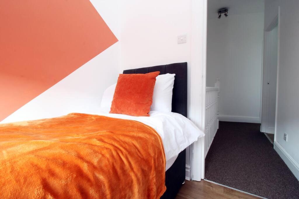 Holiday House For 7 Guests, Free Wi-Fi & Self Check-In Explore Newport 빌라 외부 사진