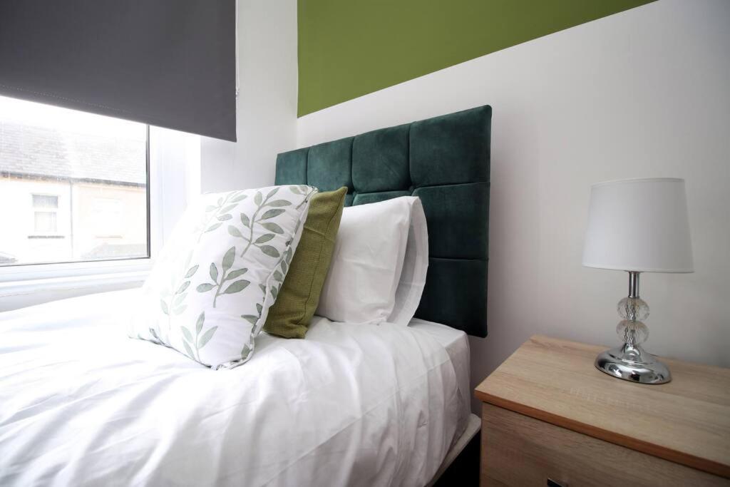 Holiday House For 7 Guests, Free Wi-Fi & Self Check-In Explore Newport 빌라 외부 사진
