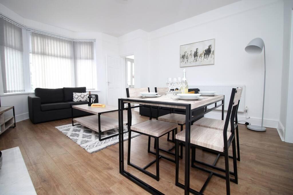 Holiday House For 7 Guests, Free Wi-Fi & Self Check-In Explore Newport 빌라 외부 사진