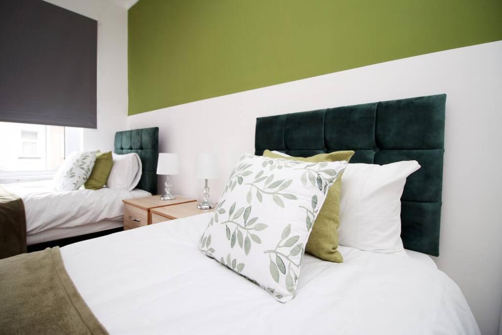Holiday House For 7 Guests, Free Wi-Fi & Self Check-In Explore Newport 빌라 외부 사진