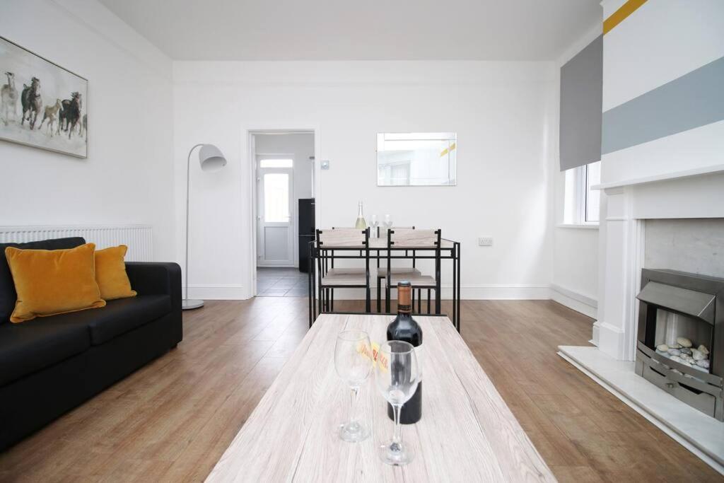 Holiday House For 7 Guests, Free Wi-Fi & Self Check-In Explore Newport 빌라 외부 사진