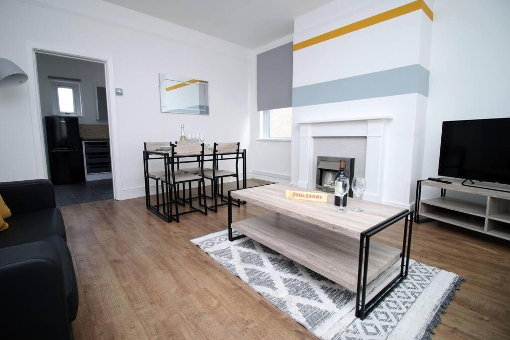 Holiday House For 7 Guests, Free Wi-Fi & Self Check-In Explore Newport 빌라 외부 사진