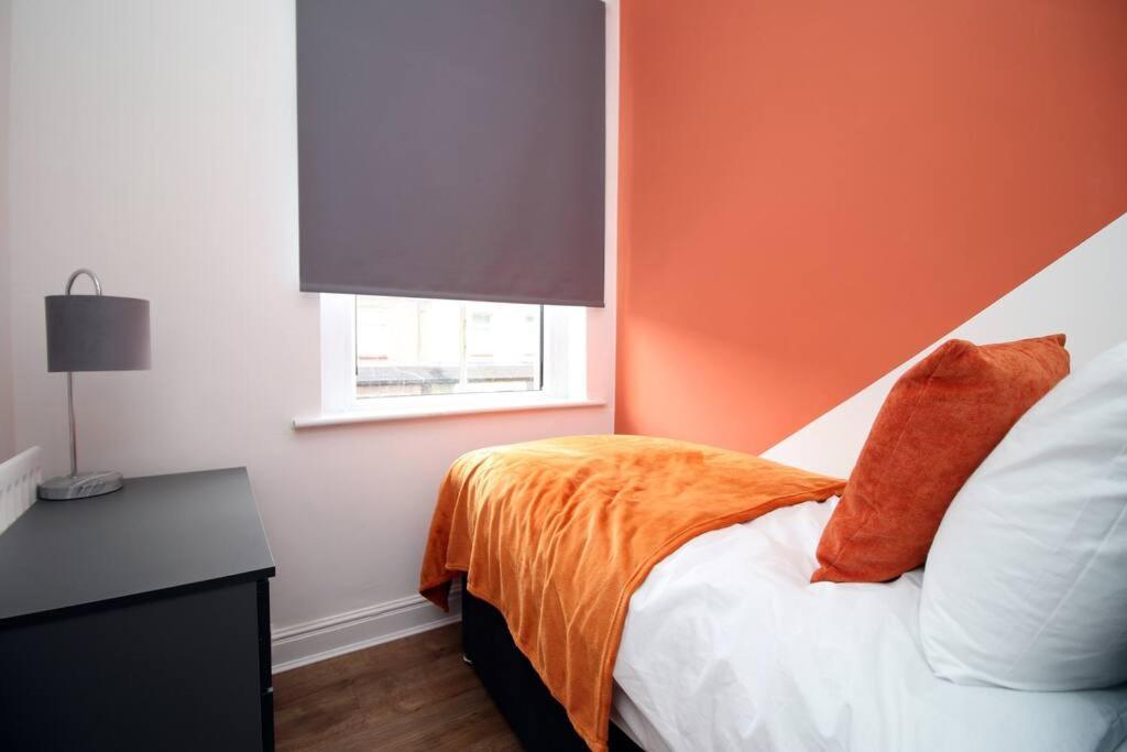Holiday House For 7 Guests, Free Wi-Fi & Self Check-In Explore Newport 빌라 외부 사진