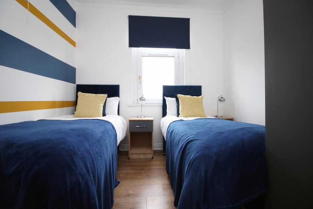 Holiday House For 7 Guests, Free Wi-Fi & Self Check-In Explore Newport 빌라 외부 사진
